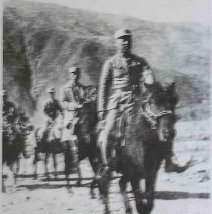 1937年8月紅軍改編為八路軍,下轄三個(gè)師。圖為時(shí)任八路軍第一一五師師長(zhǎng)的林彪。1937年9月,林彪指揮了著名的平型關(guān)戰(zhàn)役。圖為林彪(前一)向平型關(guān)前線前進(jìn)。